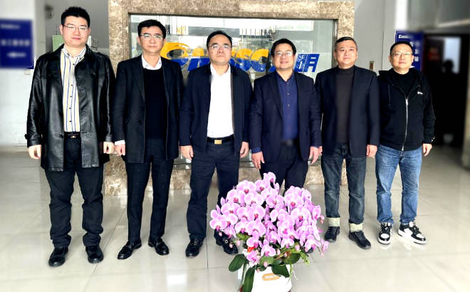 惠山区前洲街路处事处主任俞志敏一行新春走访304永利集团三门峡加工中心