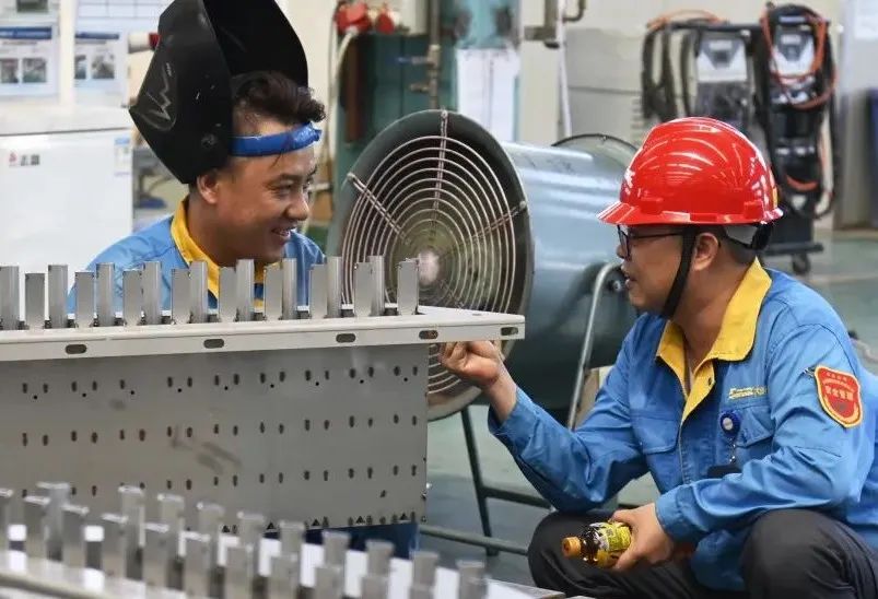 战高温，，，，，保安全！江苏304永利集团送清冷与关爱到一线
